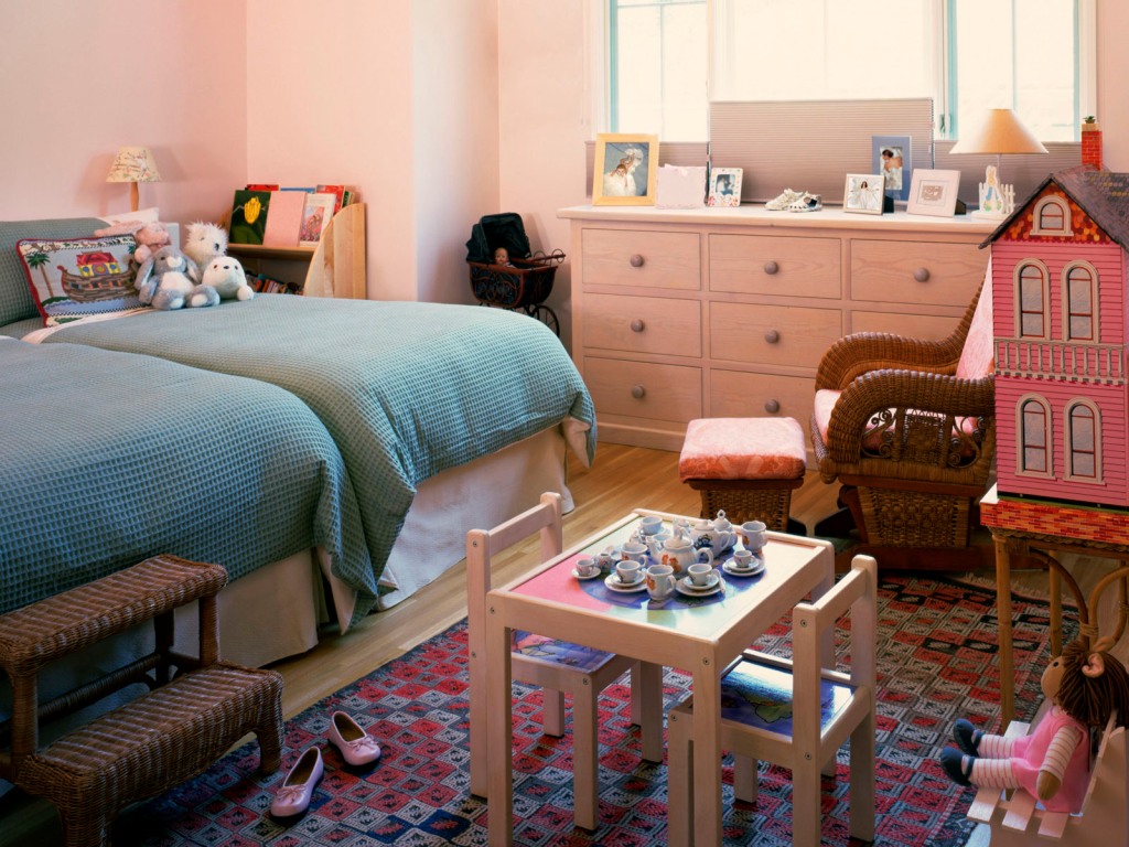 Дана кімната оформлена з урахуванням інтересів дітей: багато іграшок, якісні меблі та приладдя