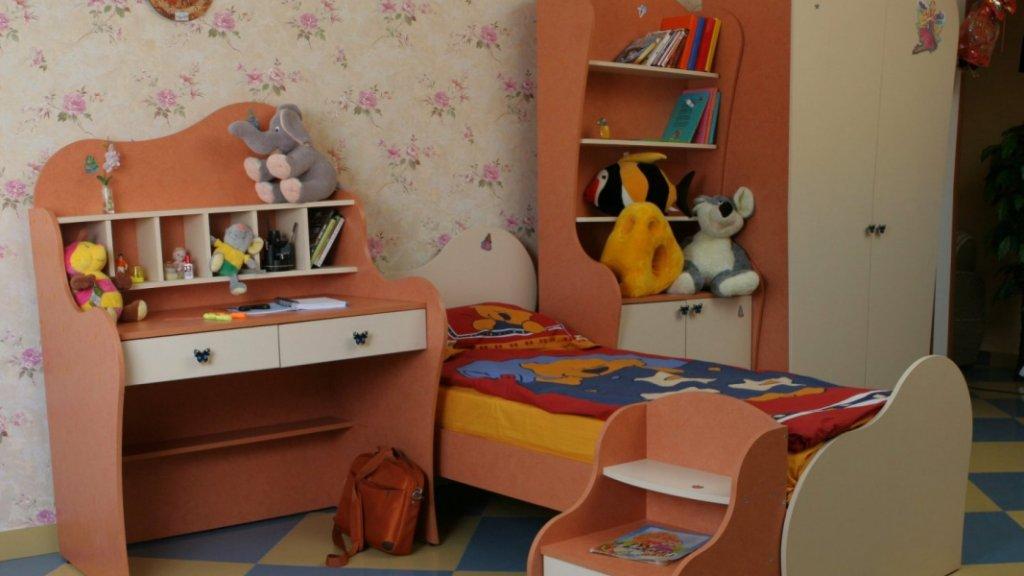 Приклад менш дорогого аналога дерев'яних меблів для дитячої кімнати