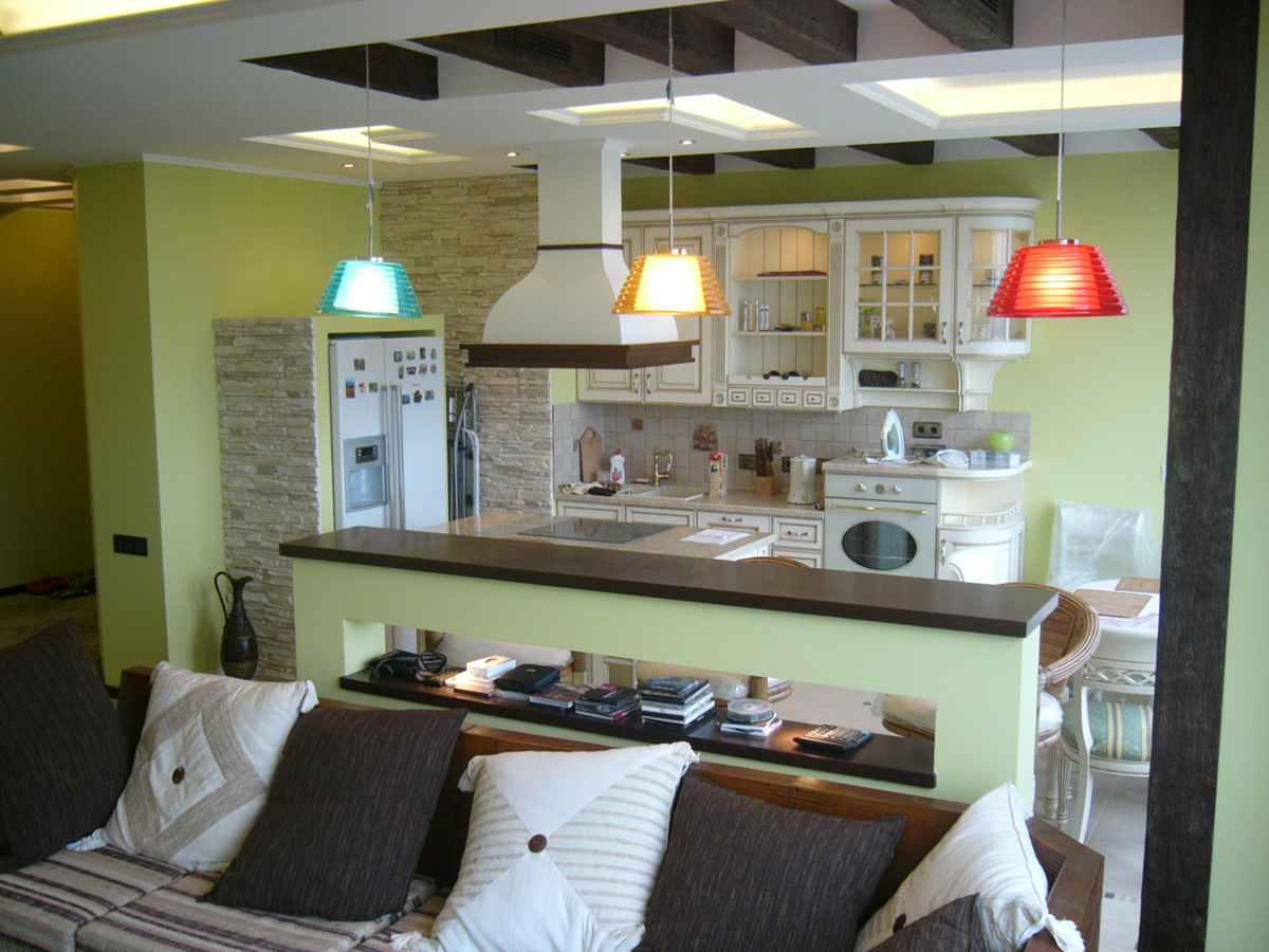 Пример зонирования гостиной и кухни освещением