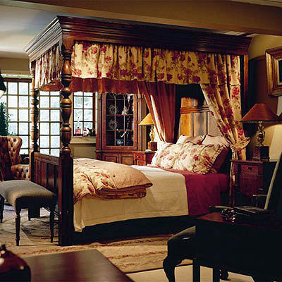 Приклад масивних меблів для спальні в класичному стилі