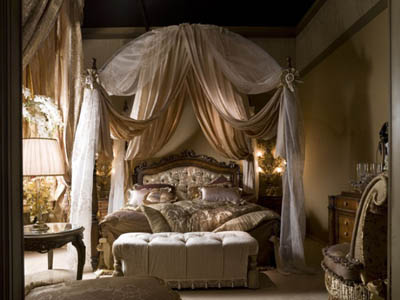 Ліжко в класичному стилі з балдахіном