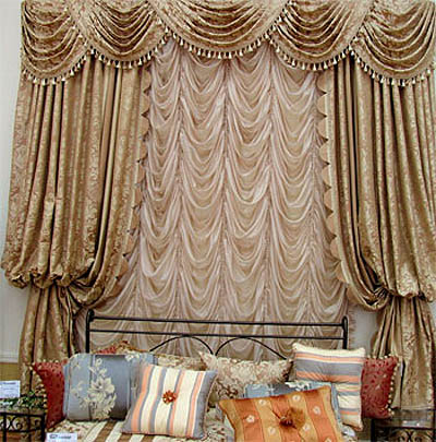 Важкі штори складної витонченої форми – відмінна риса спальні в класичному стилі