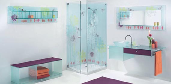 Скляні меблі можуть оживити інтер'єр ванної кімнати