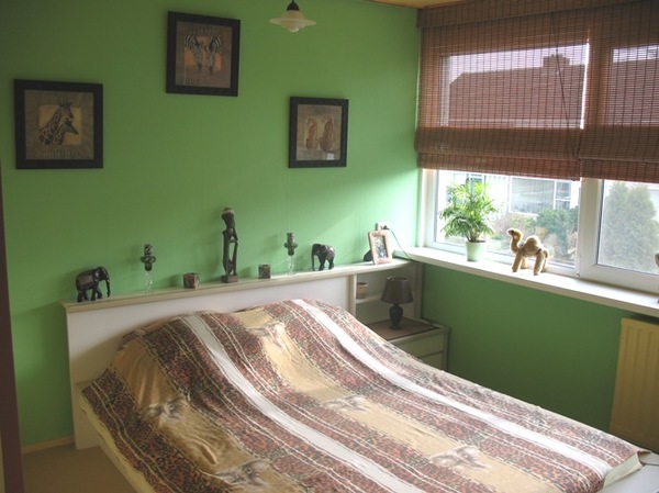 Деревянные ролл-шторы тоже подойдут для спальни в стиле Сафари