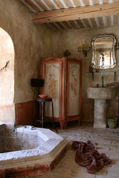 Крісла, ширми – характерні меблі для ванни в стилі прованс