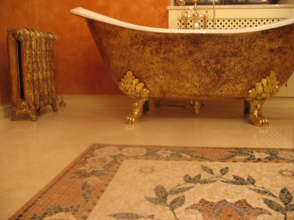 Декоративна кладка підлоги у ванній на квітковий мотив підкреслює стиль прованс