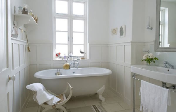 незавішене вікно, натуральна обробка, плавні форми – головні атрибути стилю прованс для ванної кімнати