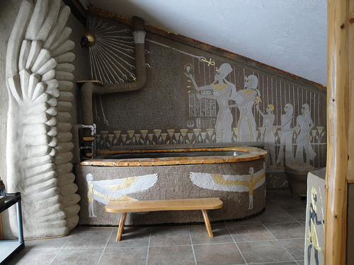 Ванна, оброблена фресками, барельєфні стіни з єгипетською символікою – так повинна виглядати ванна в єгипетському стилі