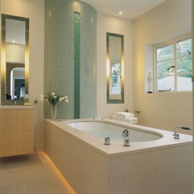 Стиль модерн у ванні підкреслюють скло, дзеркала, дрібна мозаїка. Додаткове підсвічування створює відчуття затишку