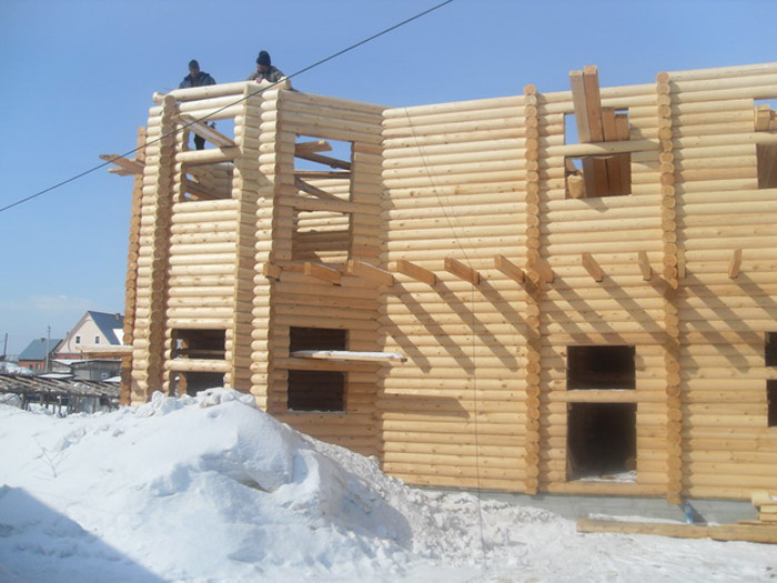 Строительство деревянного дома зимой имеет свои преимущества
