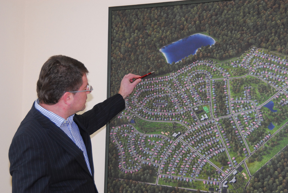 Директор у плана территории