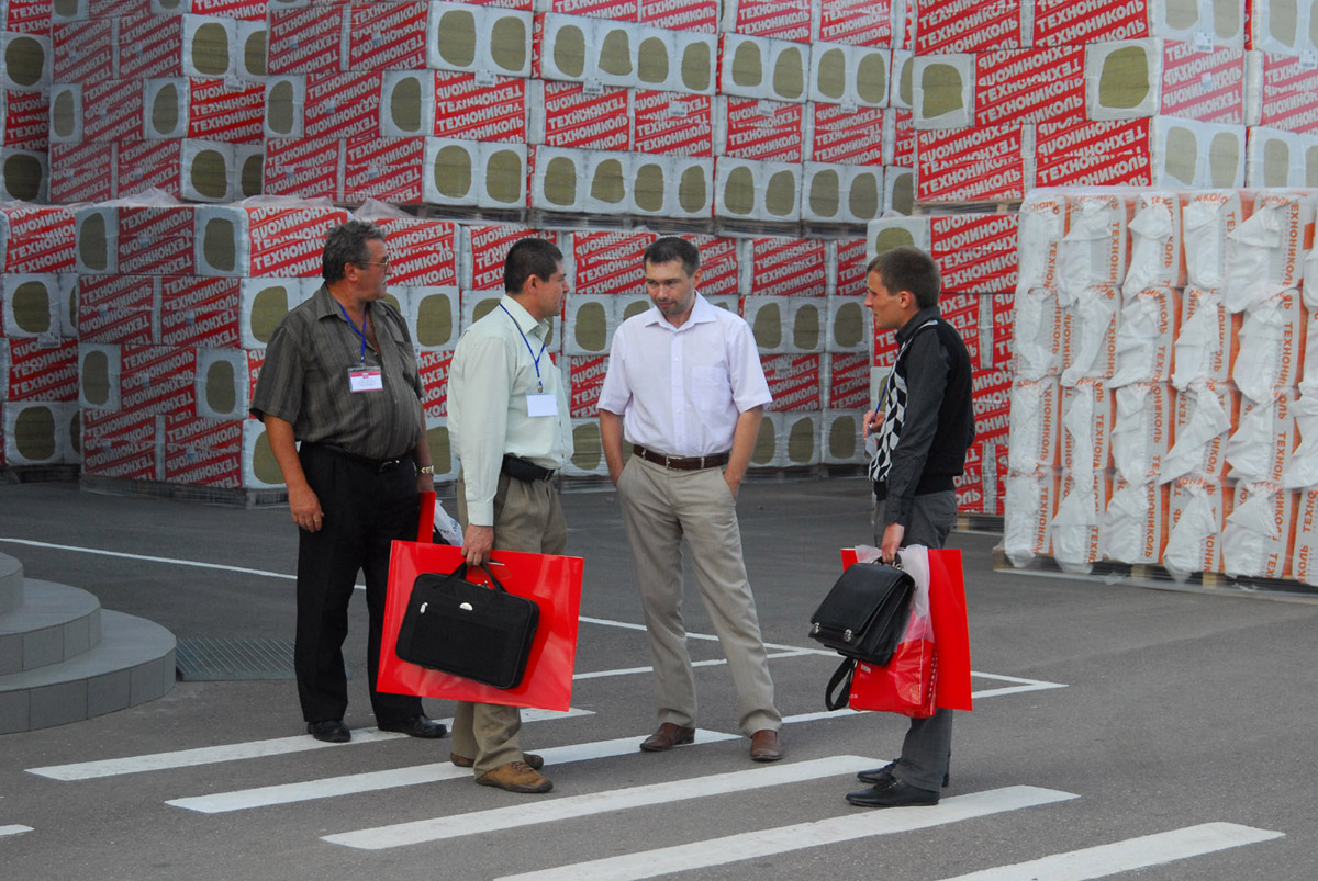 Журналисты на складе готовой продукции