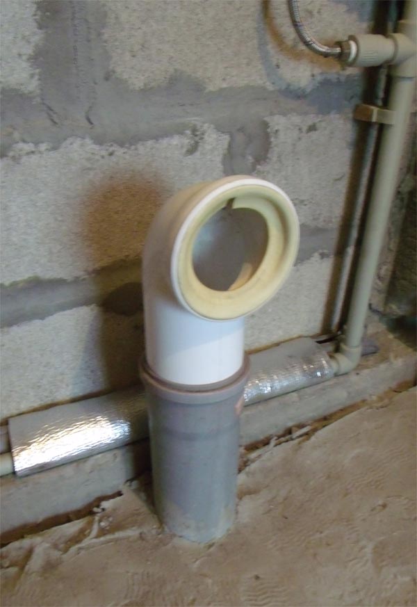 Установка сливной муфты в трубу канализации