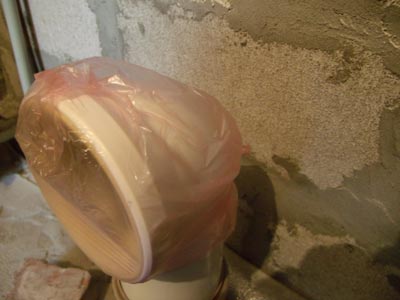Защита муфты канализации полиэтиленовым пакетом