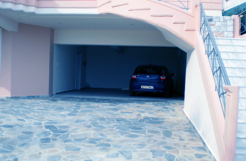 Вбудований гараж часто вимагає облаштування під'їзду