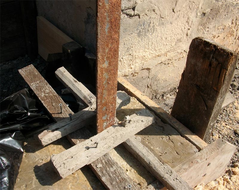 Способ закрепления уголка для усиления столбиков перед началом бетонирования фундамента