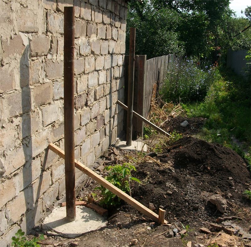 Установка і бетонування сталевих труб для паркану з профнастила
