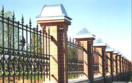 Каменно-железный забор