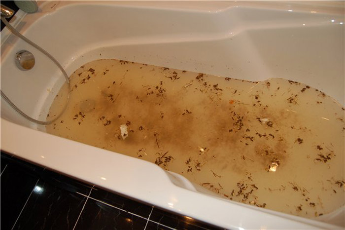 Забитый сток в ванной вполне может стать причиной затопления соседей